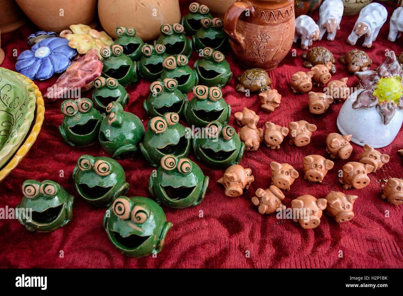 Verschiedene kleine Figuren aus gebranntem Ton zum Verkauf ausgesetzt. Stockfoto