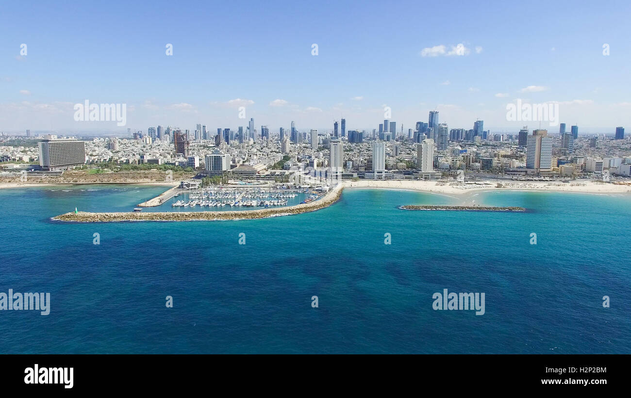 Tel Aviv Skyline - wechselte vom Mittelmeer entfernt, Luftaufnahme Stockfoto