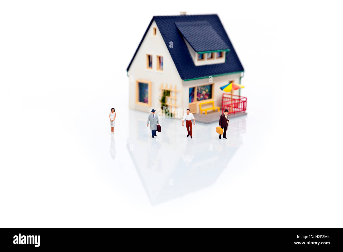 Miniatur-Menschen mit Haus Stockfoto