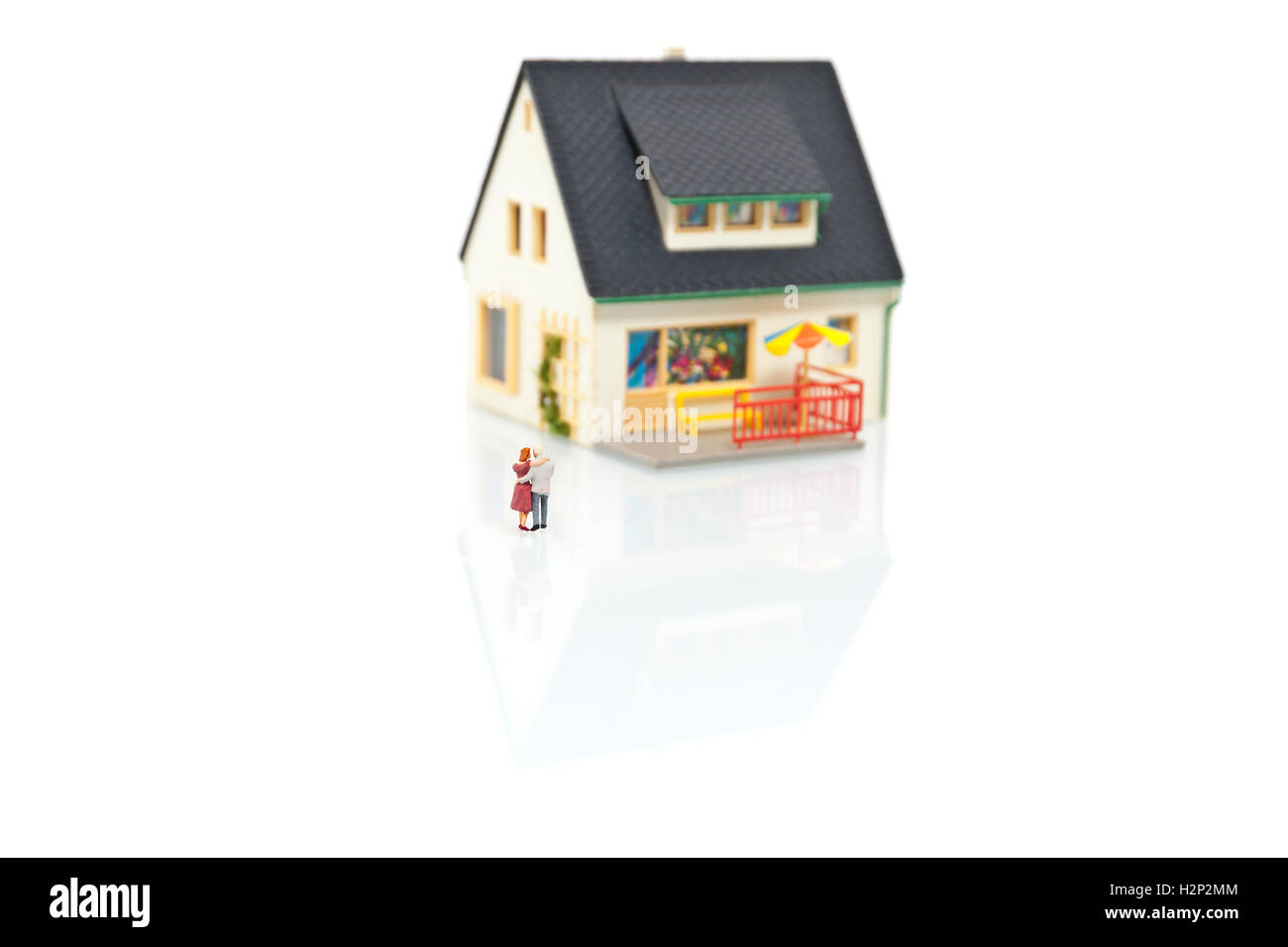 Miniatur-Menschen mit Haus Stockfoto