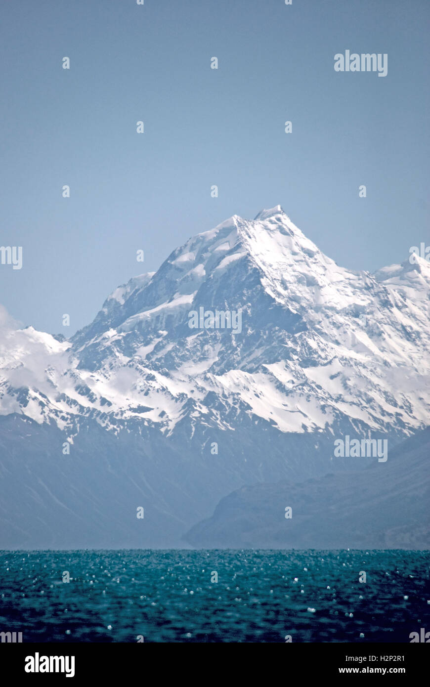 Mount Cook (Aoraki) steht majestätisch über dem türkisfarbenen Lake Tekapo in Neuseeland. Stockfoto