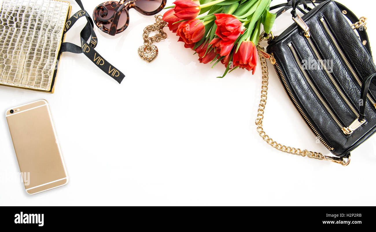 Mode flach legen mit Zubehör, Blumen, Telefon. Feminine Objekte auf weißem Hintergrund Stockfoto