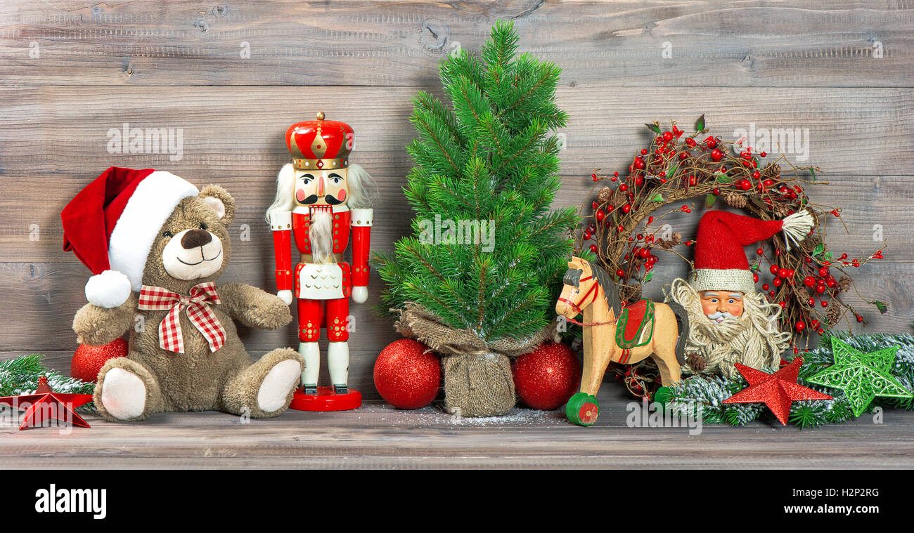 Weihnachts-Dekoration mit antiken Spielzeug Teddybär und Nussknacker. Festliche Ornamente Stockfoto