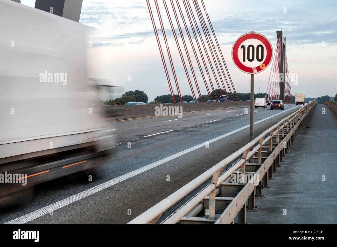 Geschwindigkeit Begrenzung 100 km/h auf der Autobahnbrücke in der Nähe von Düsseldorf Stockfoto