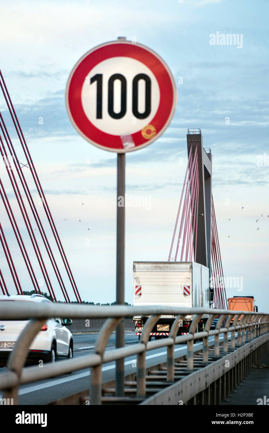 Geschwindigkeit Begrenzung 100 km/h auf der Autobahnbrücke in der Nähe von Düsseldorf Stockfoto