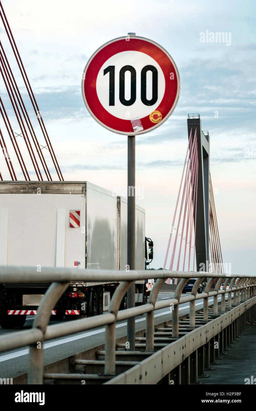 Geschwindigkeit Begrenzung 100 km/h auf der Autobahnbrücke in der Nähe von Düsseldorf Stockfoto