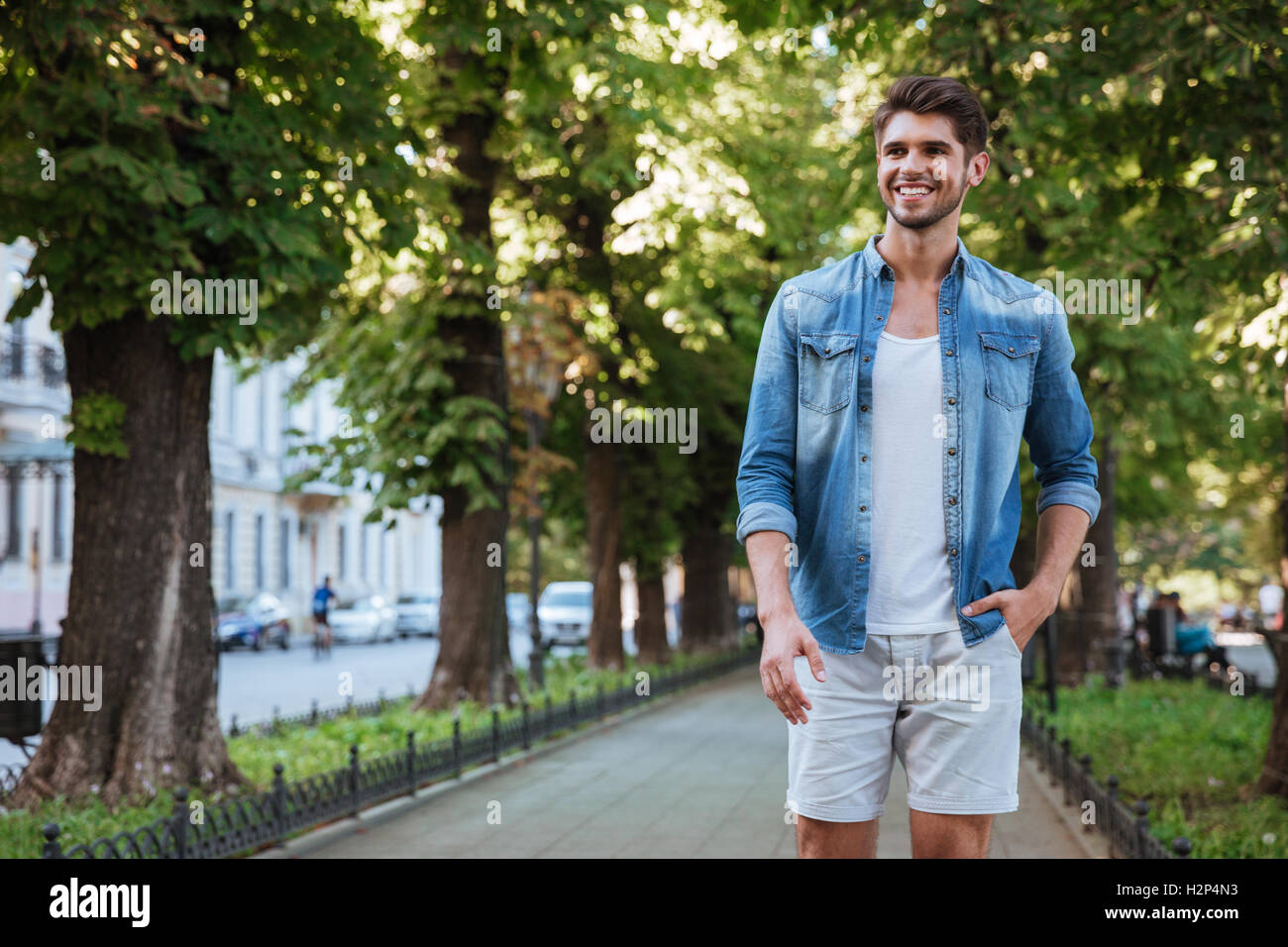 Fröhlichen jungen Mann zu Fuß in die Stadt Stockfoto