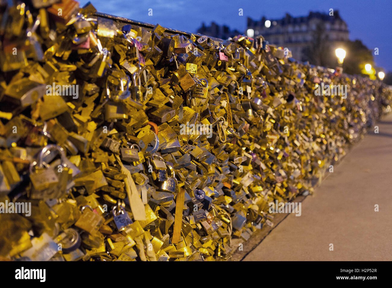 Liebesschlösser auf der Pont de l'Archevêché, Paris, Frankreich Stockfoto