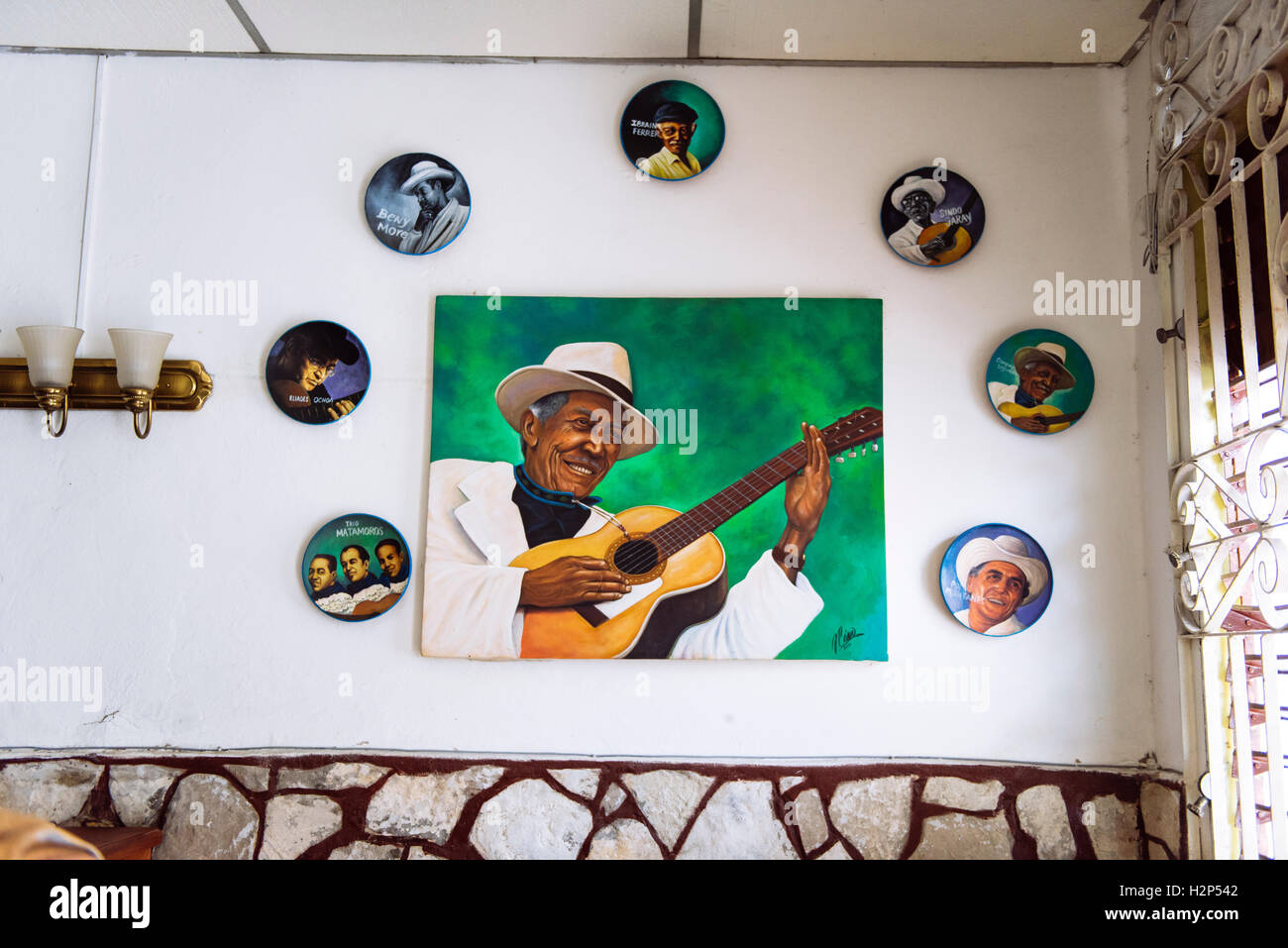 Porträts von einem kubanischen Musikern hing an der Wand in einer Bar in Santiago De Cuba, Kuba. Stockfoto