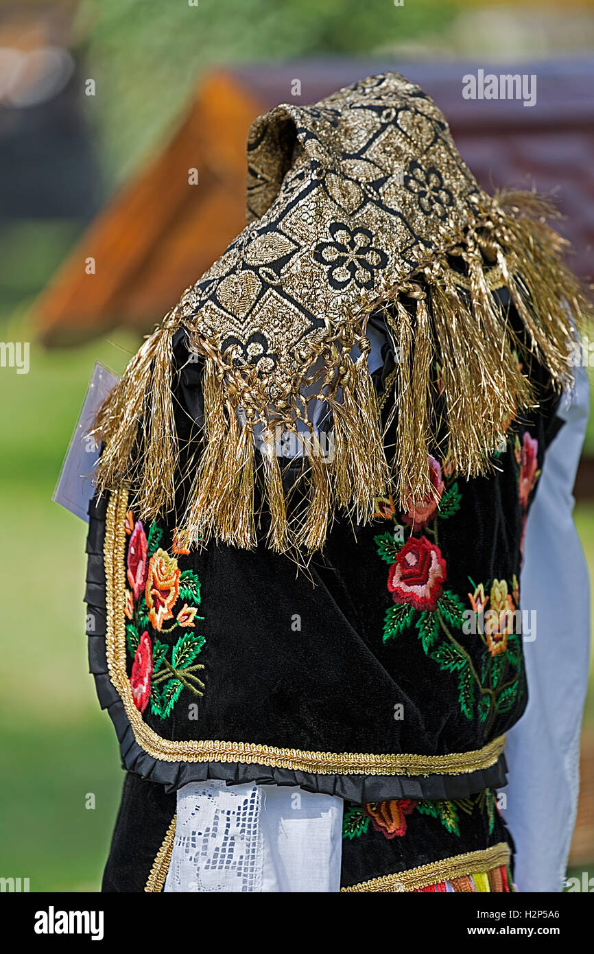 Detail der traditionelle rumänische Tracht getragen von Frauen aus BistritaNasaud Rumänien