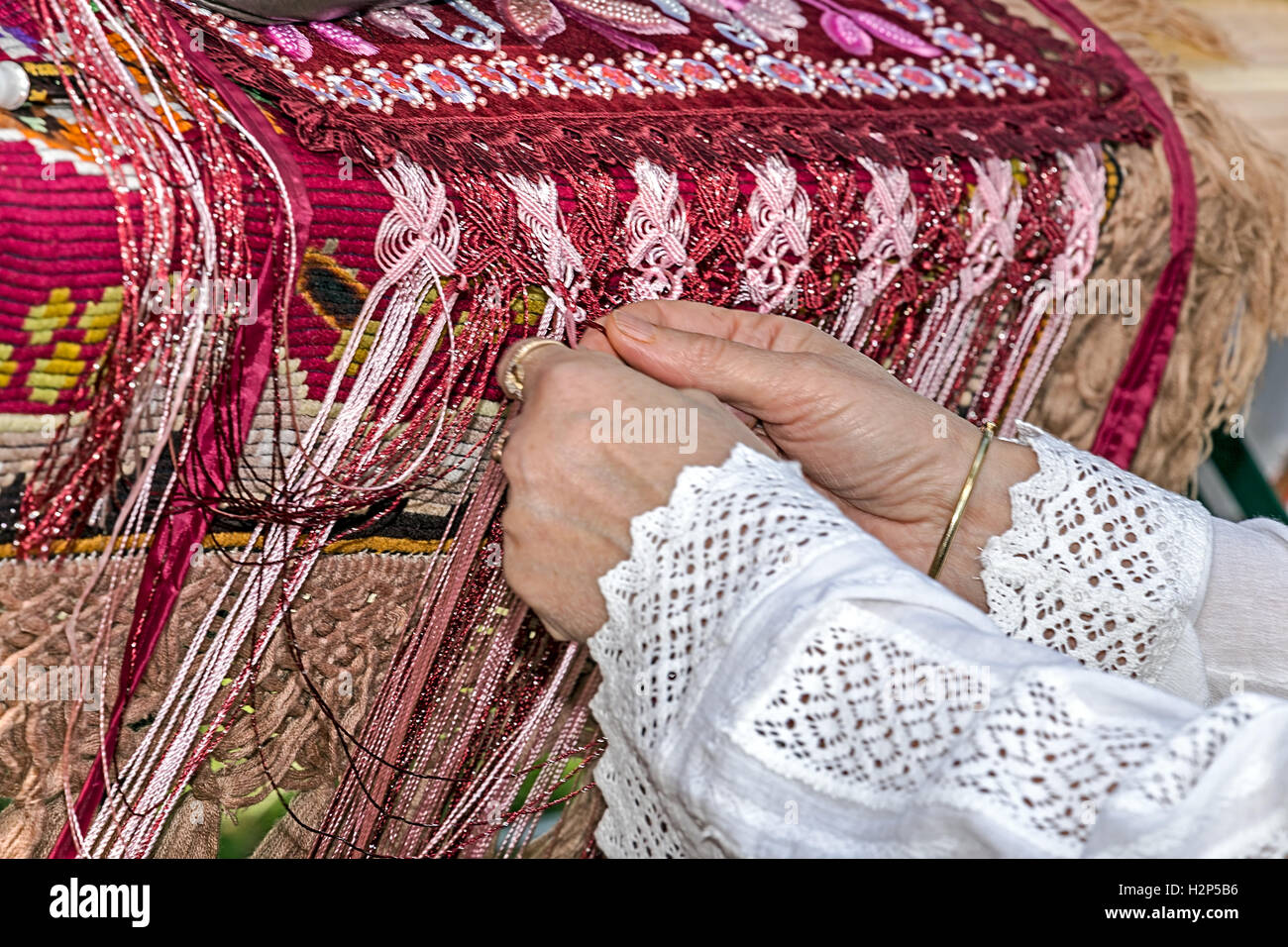 Frau, gekleidet traditioneller verwebt Kleidung, von Hand rumänische Tracht mit beliebten Designs. Stockfoto