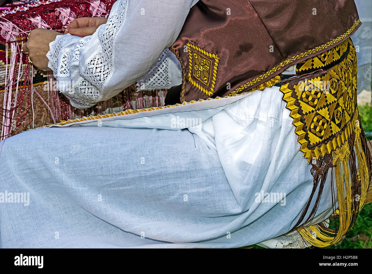 Frau, gekleidet traditioneller verwebt Kleidung, von Hand rumänische Tracht mit beliebten Designs. Stockfoto