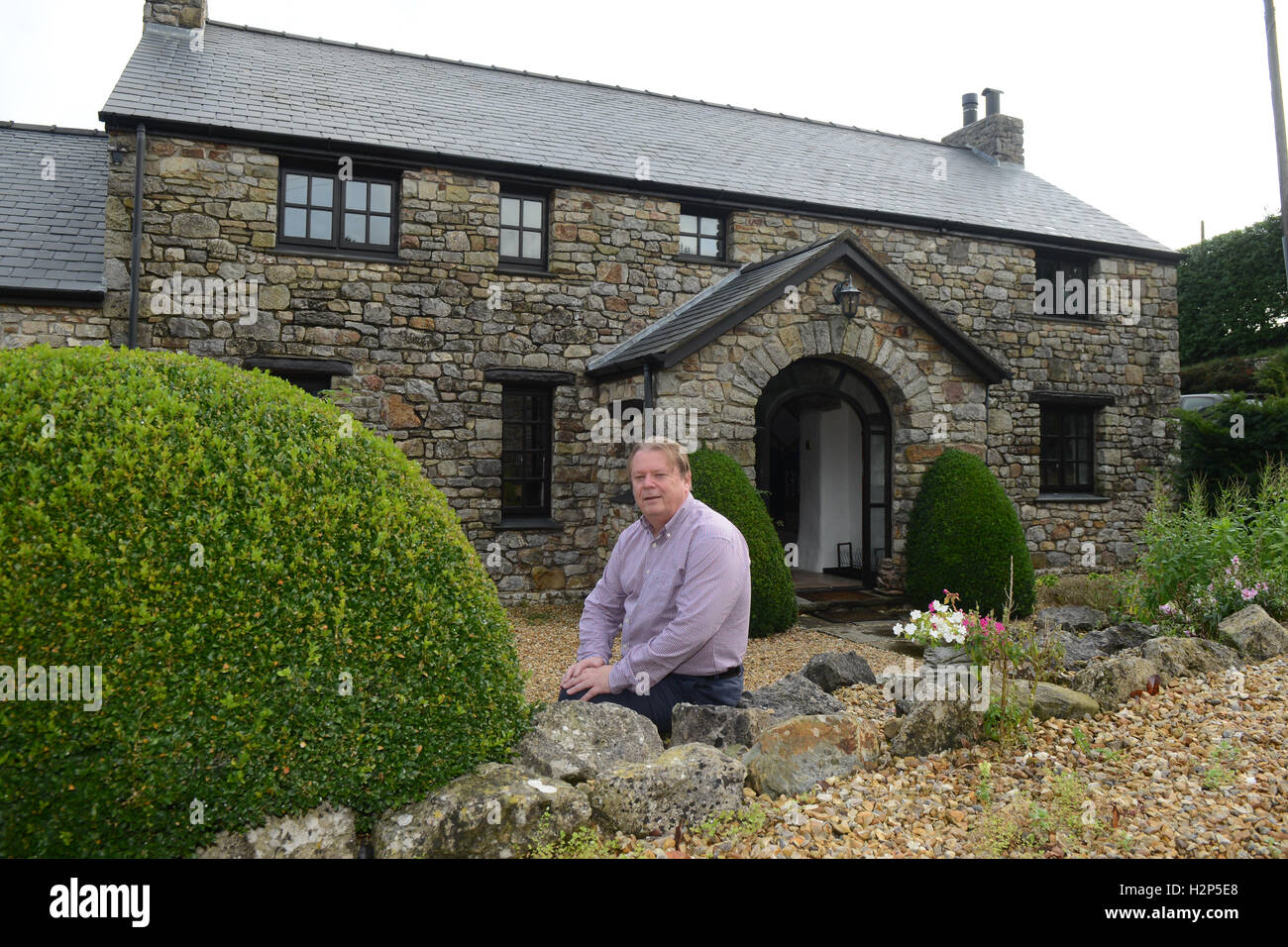 Steve Borley, Direktor des walisischen Fußballverein, Cardiff City FC, abgebildet in seinem Ferienhaus, Gower, Wales. Stockfoto