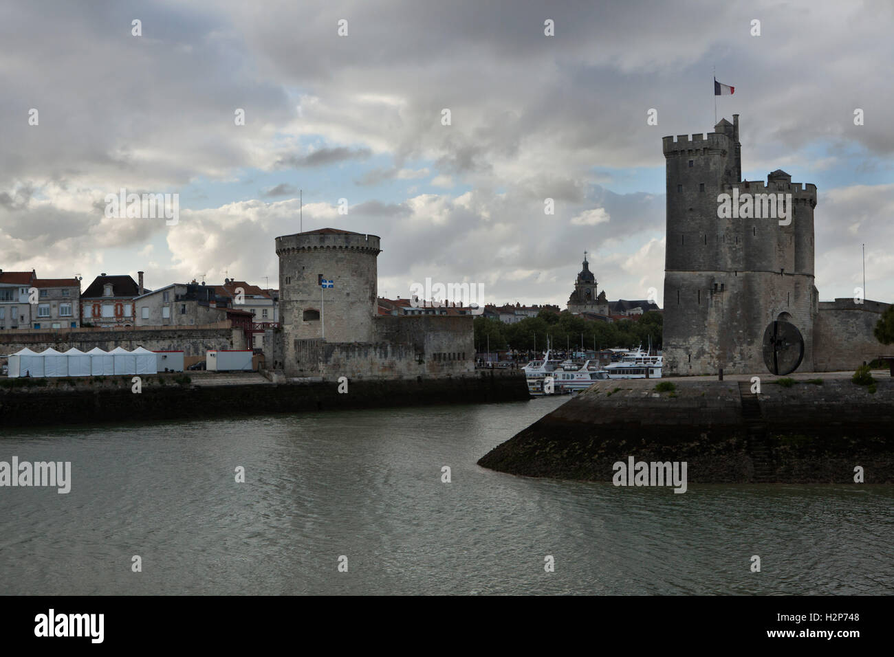 Tour Saint-Nicolas (R) und Tour De La Chaine (L) im alten Hafen (Vieux Port) in La Rochelle, Frankreich. Stockfoto