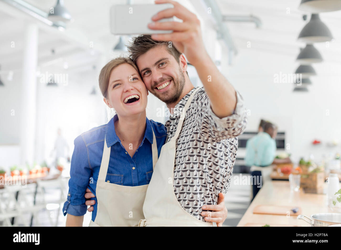Begeisterten paar nehmen Selfie mit Kamera-Handy in der Küche Klasse Küche Stockfoto