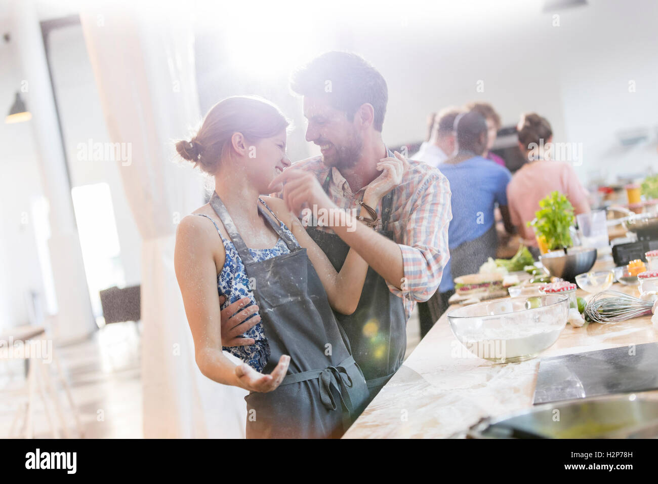 Verspieltes Paar genießt Kochkurs in Küche Stockfoto