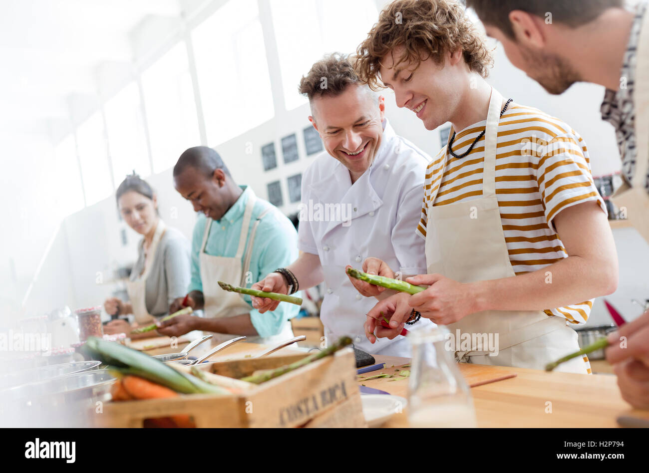 Koch-Lehrer und Schüler in der Klasse Küche Küche Stockfoto
