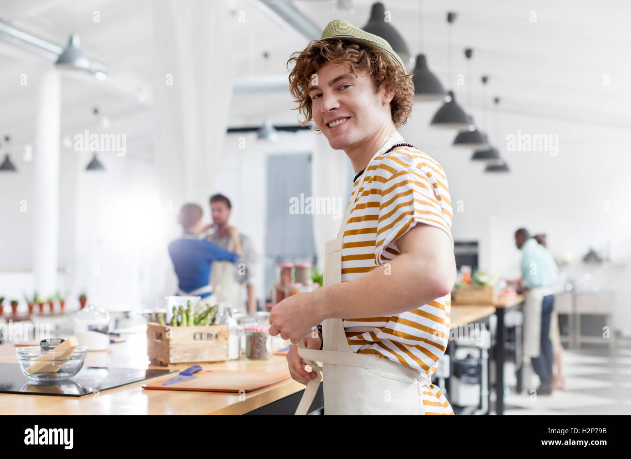 Porträt, lächelnde junge Mann genießen Kochkurs in Küche Stockfoto