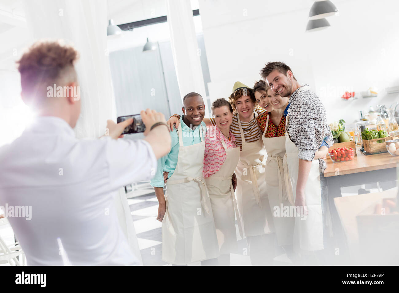 Koch Lehrer Schüler mit Kamera-Handy in der Küche Klasse Küche fotografieren Stockfoto