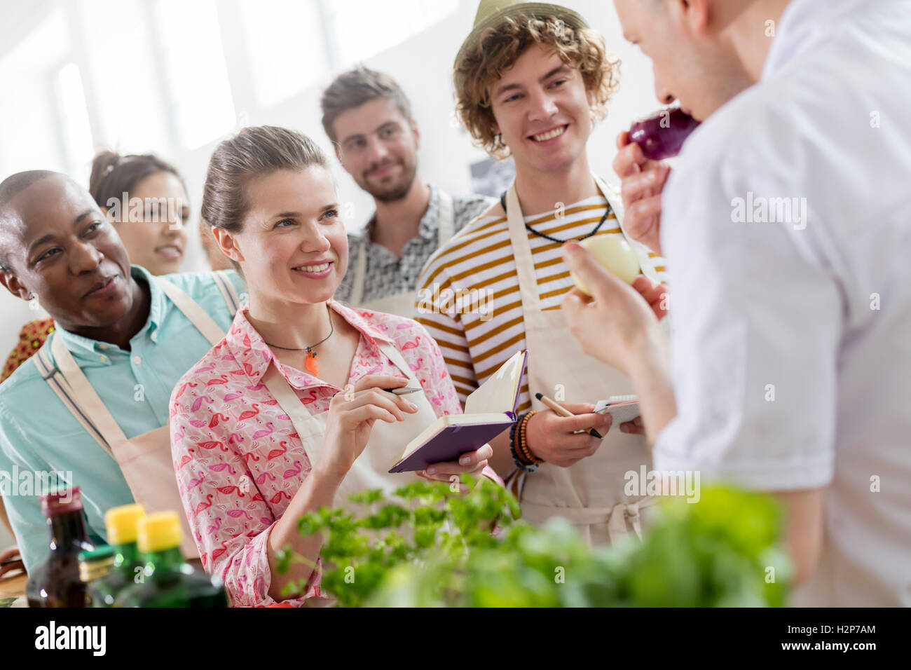 Eifrige Studenten Notizen und Koch Lehrer in der Klasse Küche Küche Stockfoto