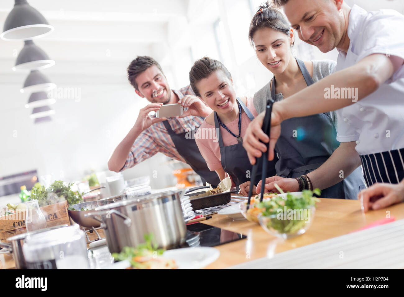 Studenten, die gerade Koch Lehrer in der Klasse Küche Küche Stockfoto