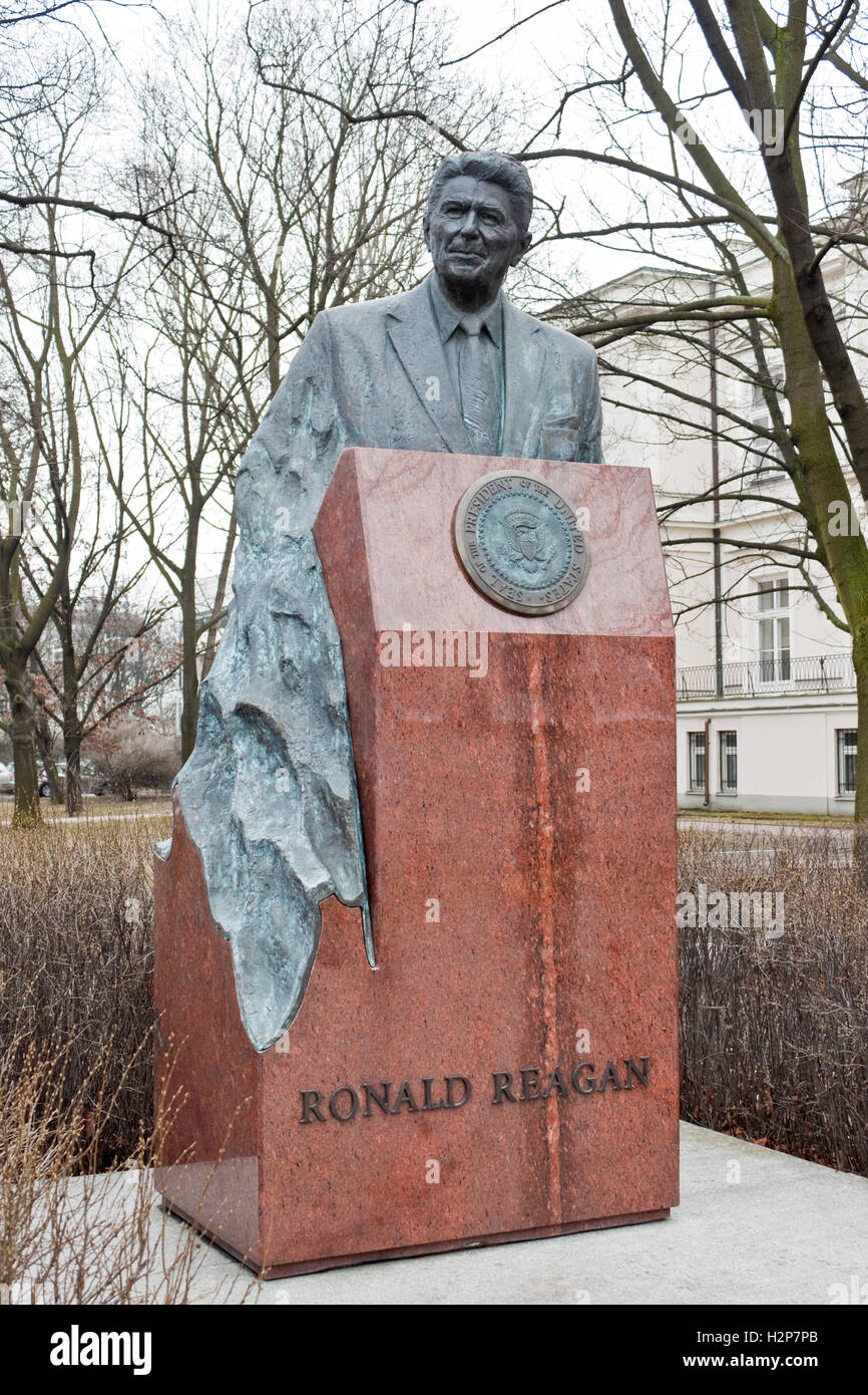 Warschau, Polen - 5. März 2015: The Ronald Reagan Denkmal des Bildhauers Wladyslaw Dudek in der Nähe von US-Botschaft in Warschau. Stockfoto