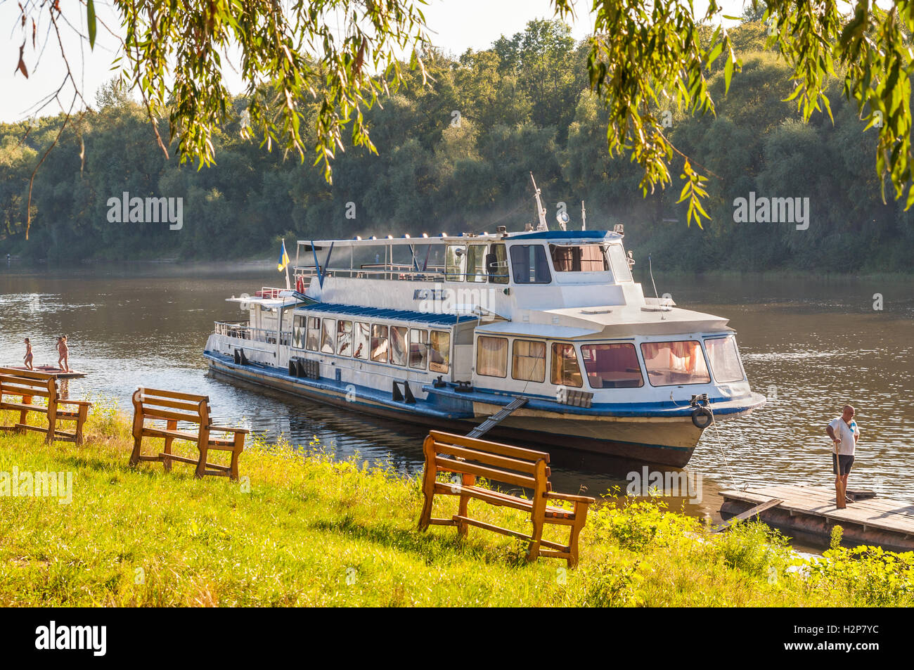 Landschaft mit Promenade Motor Schiff Kazbek am Ufer des Flusses Desna in der Nähe von Tschernihiw, Ukraine Stockfoto