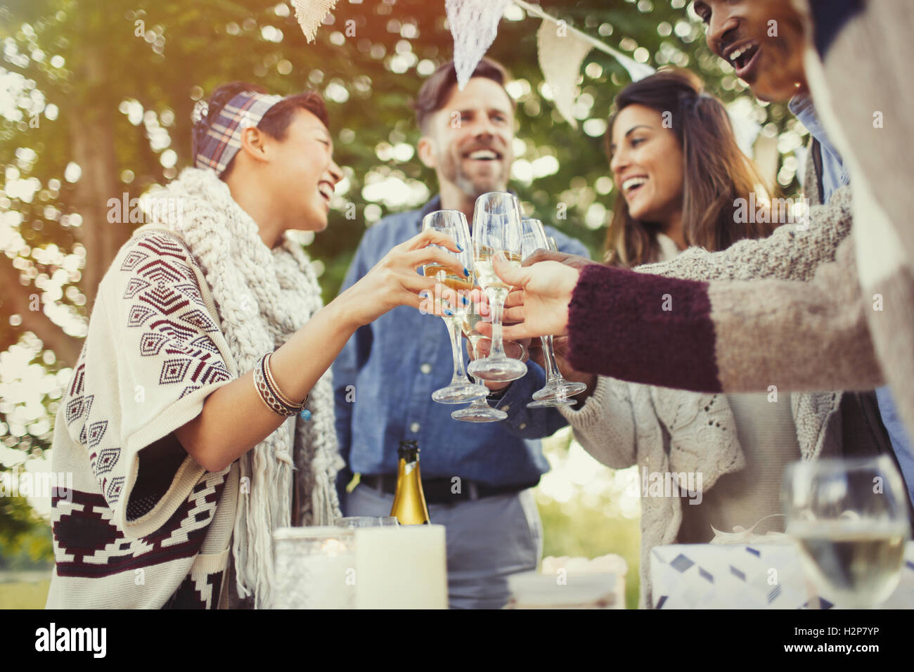 Freunde, toasten Sektgläser auf Geburtstagsparty Stockfoto