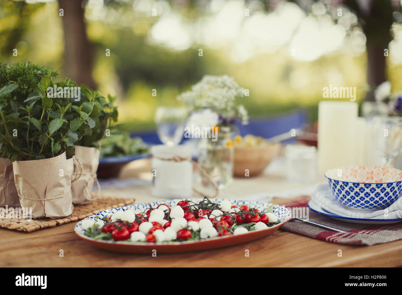 Caprese Salat Vorspeise auf Terrassentisch Stockfoto