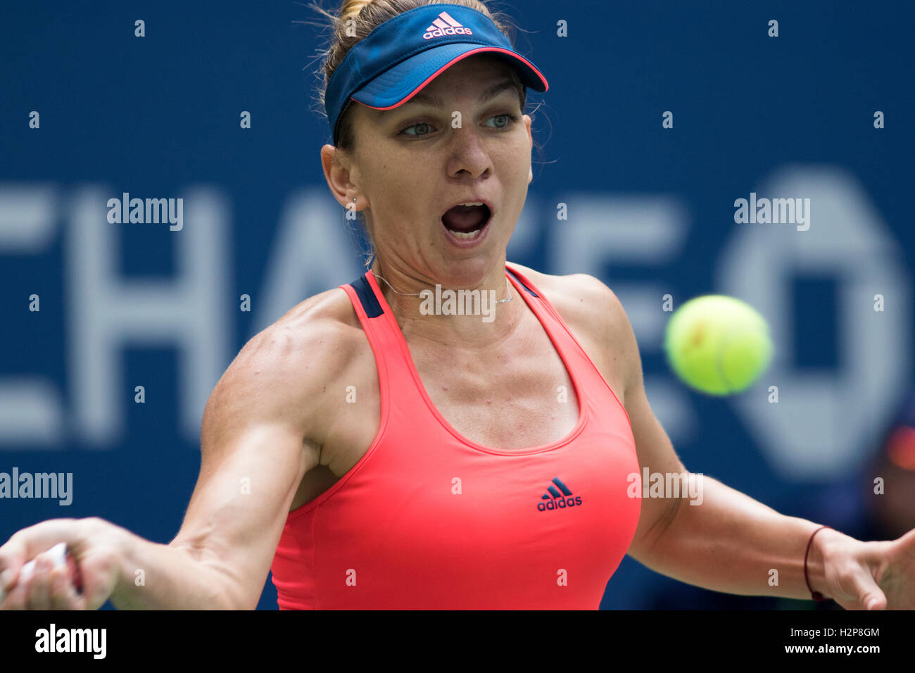 Simona Halep (ROU) im Wettbewerb bei den US Open 2016 Stockfoto