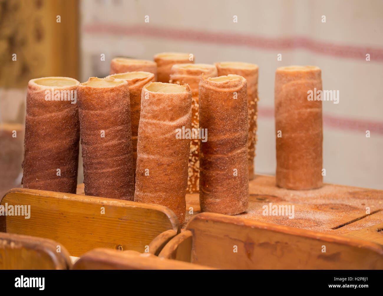 Ungarische süße Kuchen Kürtőskalács außen am Lebensmittelmarkt gekocht Stockfoto