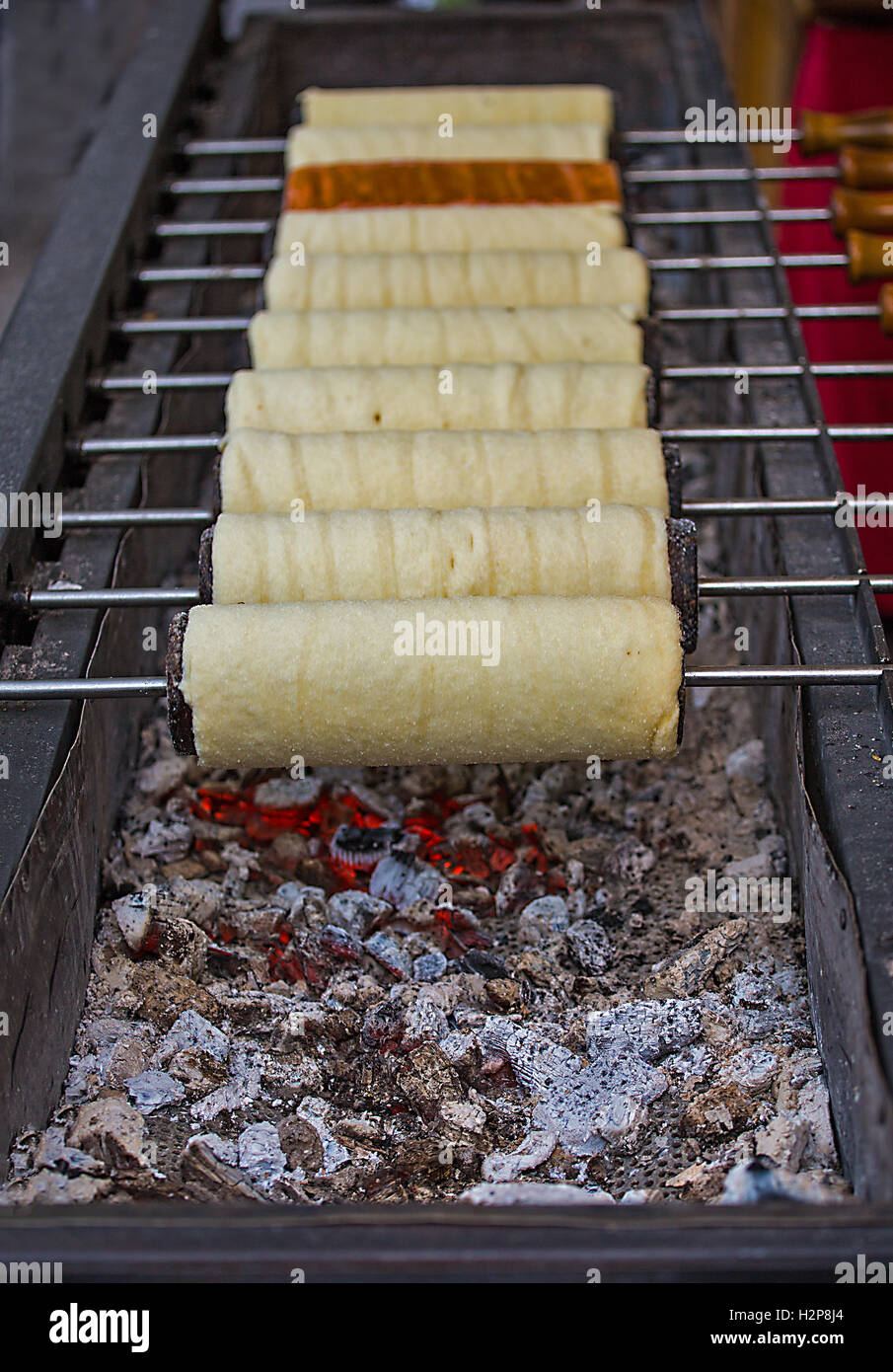 Ungarische süße Kuchen Kürtőskalács außen am Lebensmittelmarkt gekocht Stockfoto