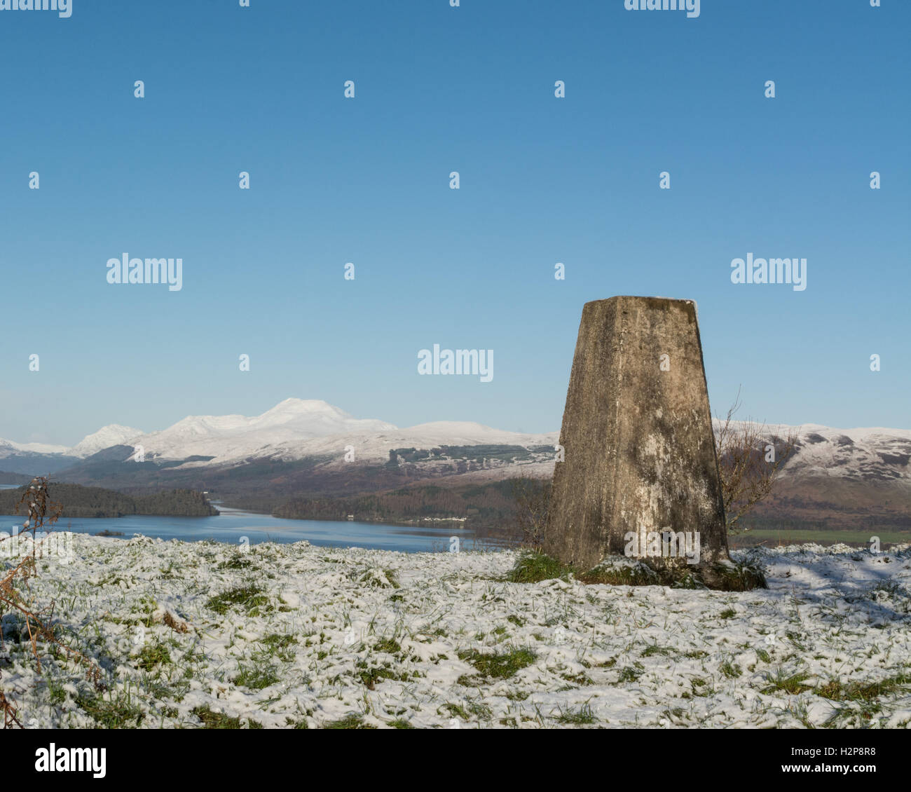 Duncryne Hill Trigpoint Loch Lomond mit Schnee bedeckt, Ben Lomond hinter, Schottland, Vereinigtes Königreich Stockfoto