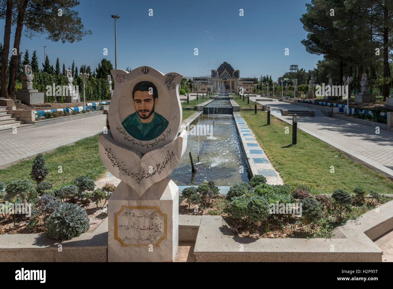 Kerman, Museum der Heiligen Verteidigung, Märtyrer-Denkmal, Garten & Pool Stockfoto