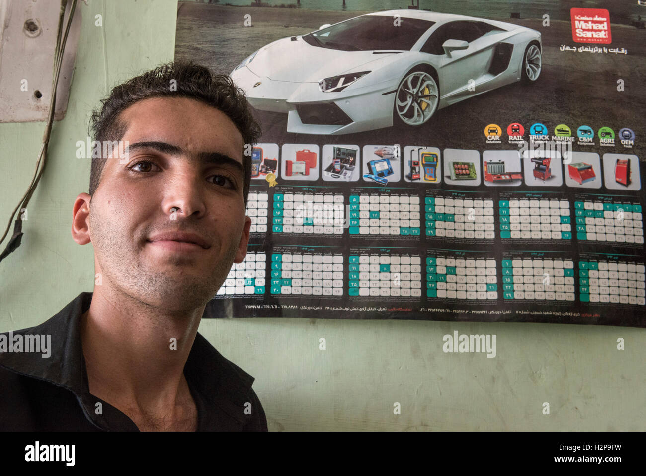 Bagheyn, ein Lamborghini-Poster, der Mechaniker Traum in Autowerkstatt Stockfoto