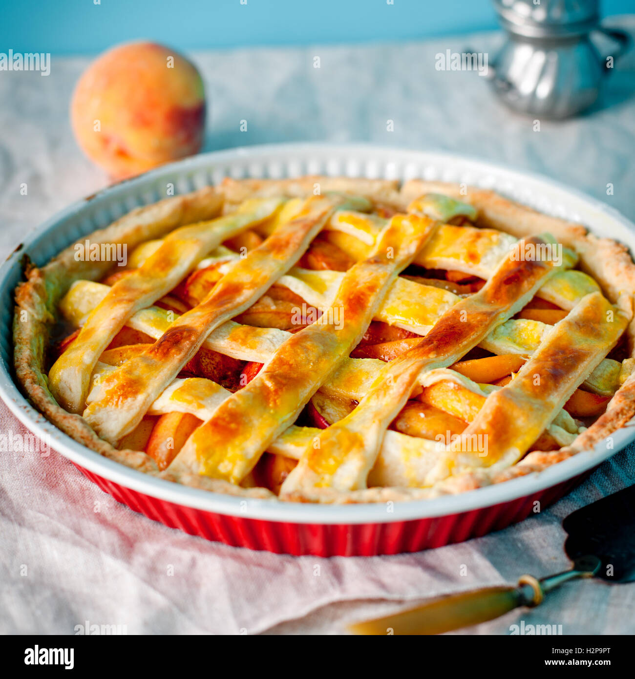 Pfirsich Torte, Crostata in Auflaufform selektiven Fokus Stockfoto