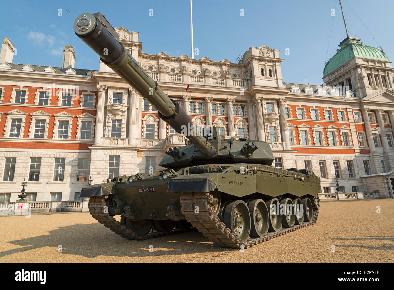 Eine britische Challenger 2 Tank vor der Admiralität Erweiterung, Horse Guards Parade, London, am Donnerstag, 15. September 2016. Stockfoto