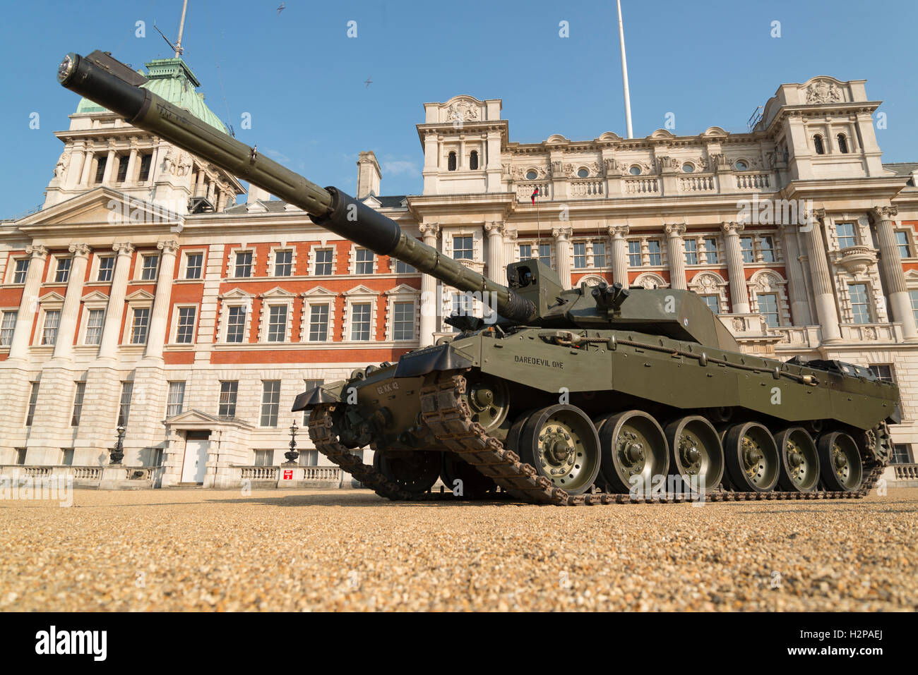 Eine britische Challenger 2 Tank vor der Admiralität Erweiterung, Horse Guards Parade, London, am Donnerstag, 15. September 2016. Stockfoto