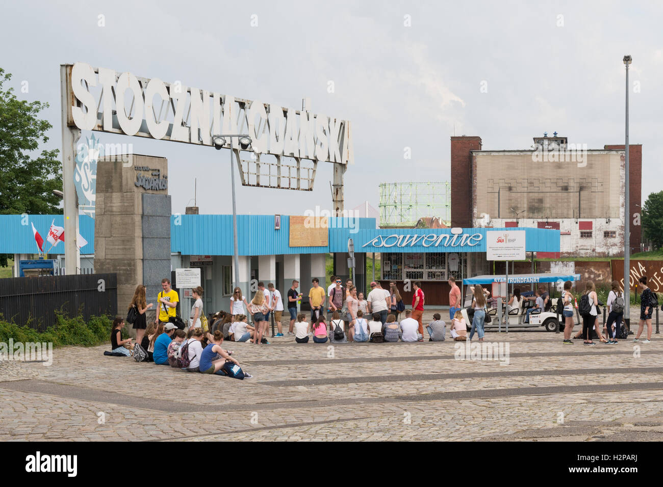 Studenten und Besucher außerhalb der Danziger Werft historischen Tor Eingang, Gdansk, Polen, Europa Stockfoto