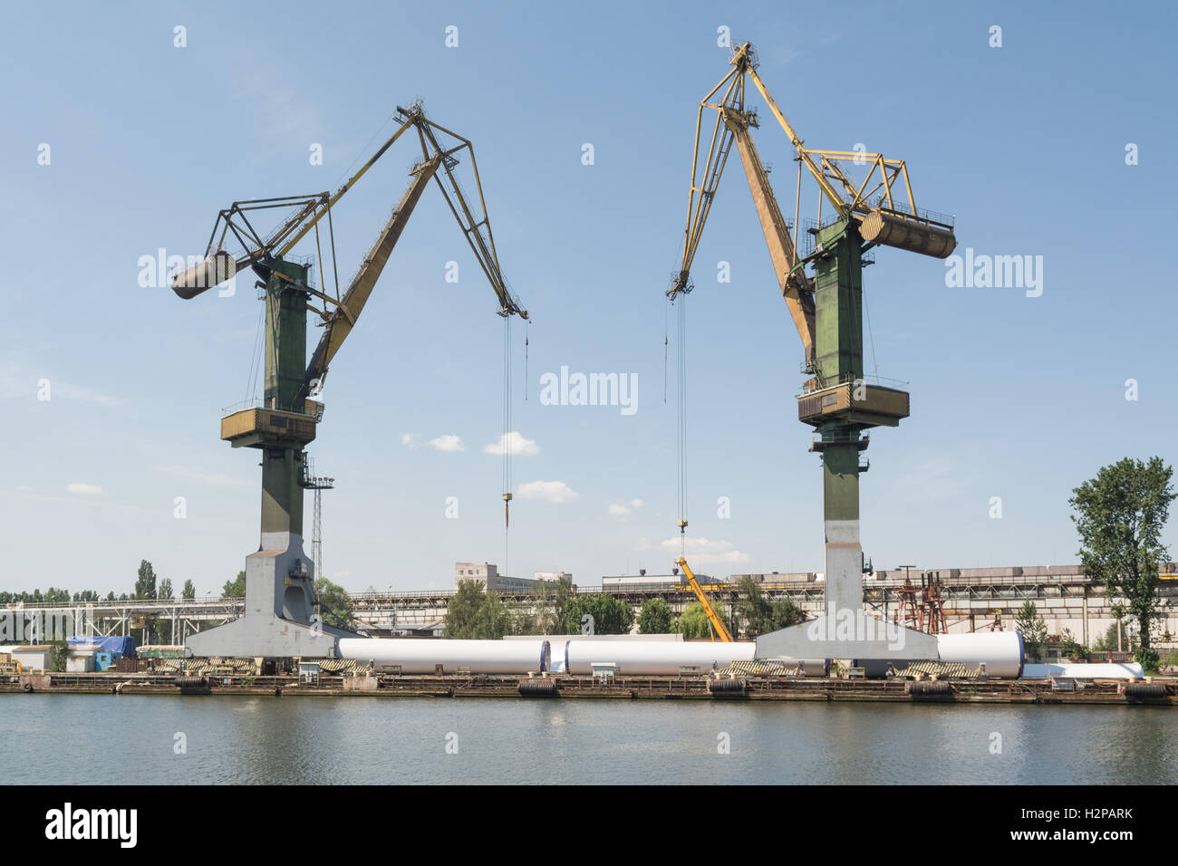 Windo Turbine Windtürme unter riesigen Kräne in der Danziger Werft, Danzig, Polen Stockfoto