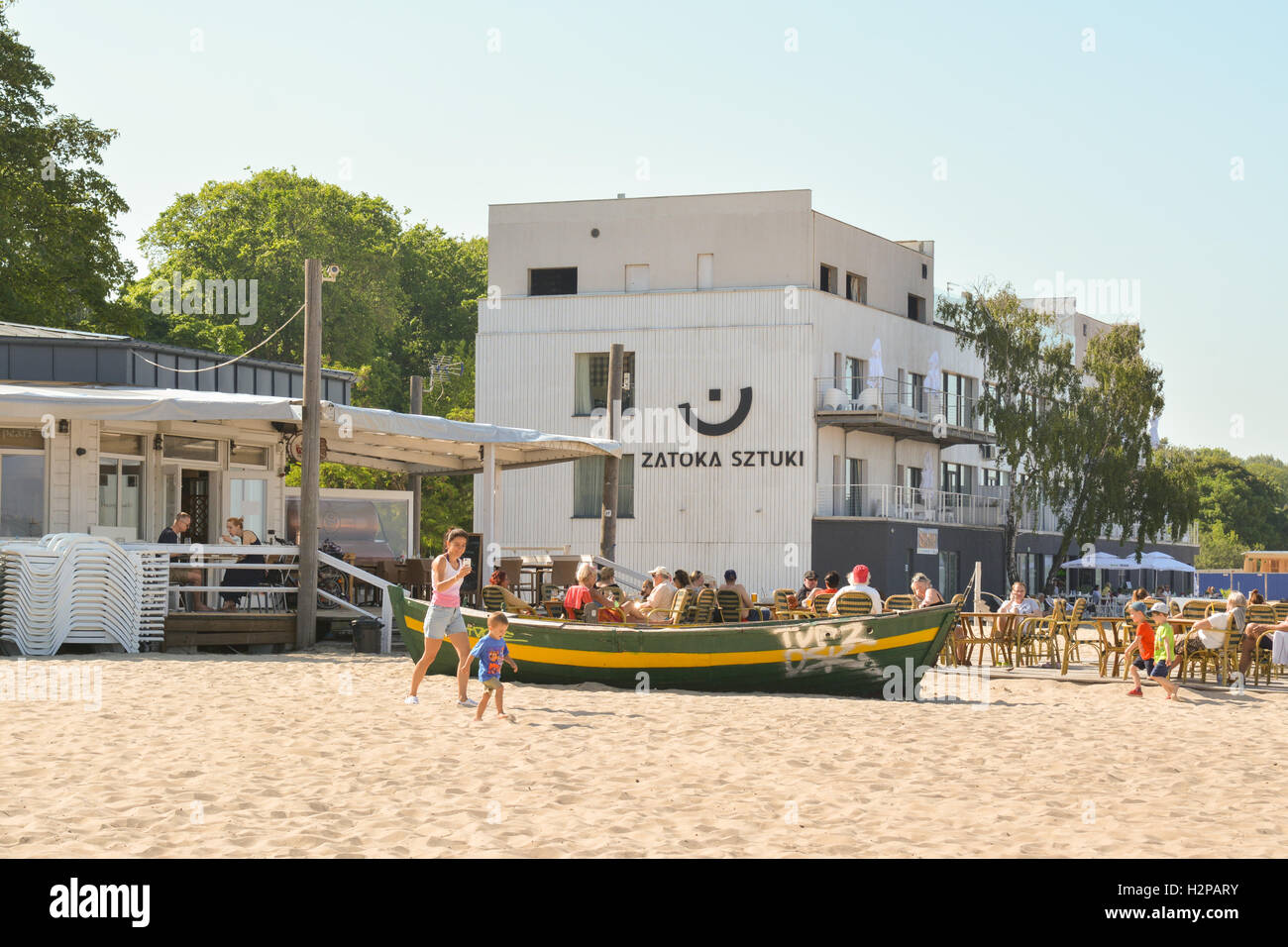 Strand von Sopot-Polen - Black Pearl Restaurant mit Bar und Zatoka Sztuki Künstler Wohnungen Stockfoto