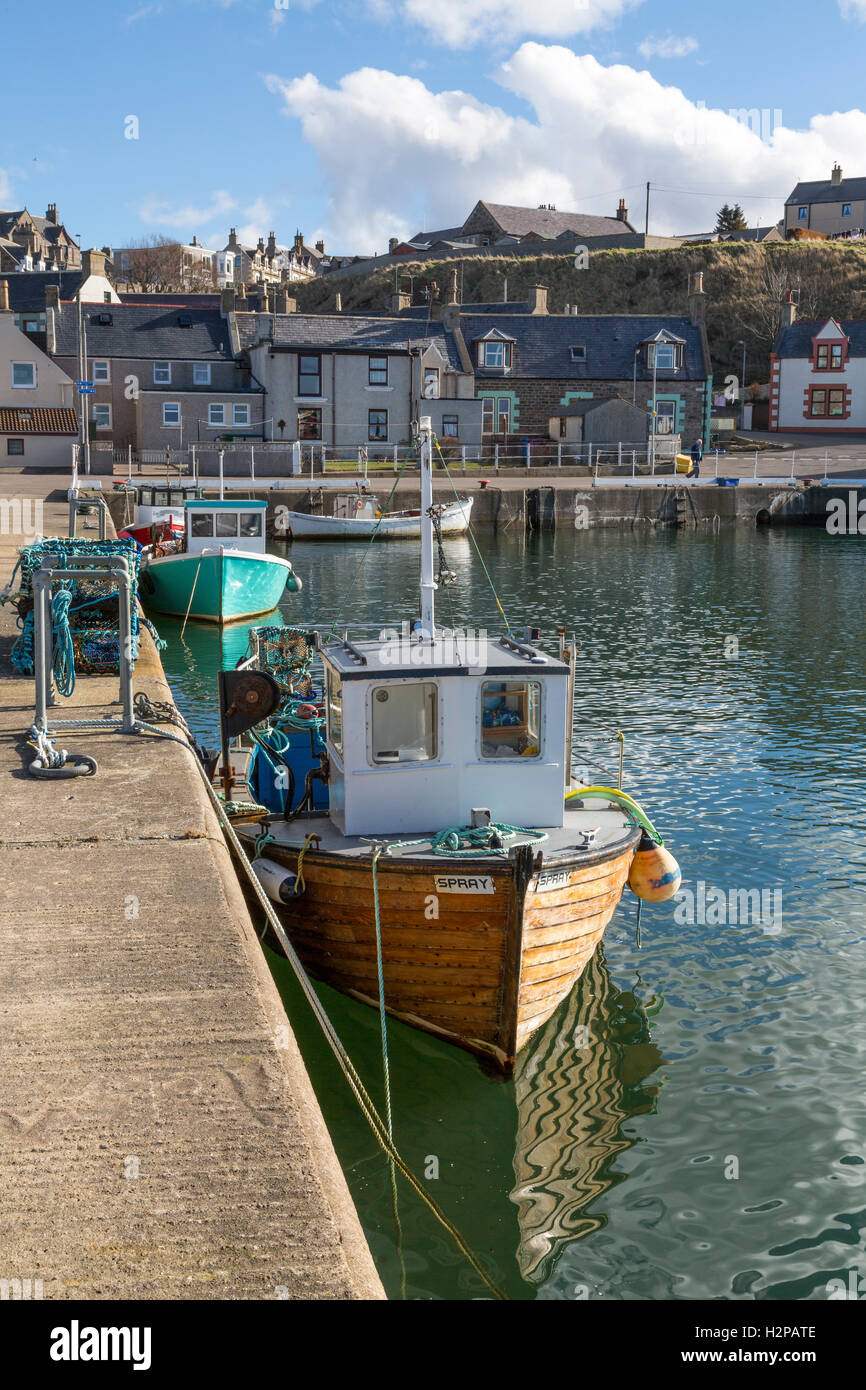 Kleines Boot im Hafen von Findochty Stockfoto