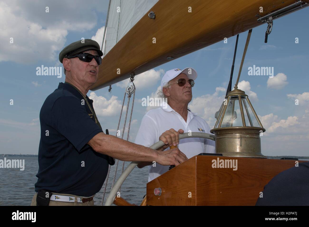 Sänger Jimmy Buffett, Recht, versucht, seine Hand an der Spitze der United States Naval Academy Ausbildung Segelboot Summerwind neben Kapitän James Maitland an der Chesapeake Bay 8. September 2016 in Annapolis, Maryland. Buffett trat der Naval Academy Segeln Stiftung für den Tag auf der Summerwind und die Amerika zu segeln. Stockfoto