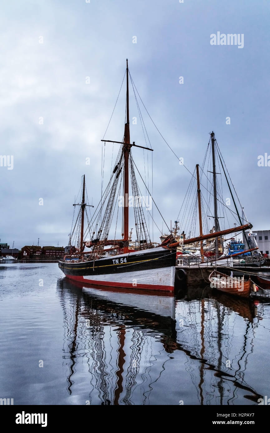 Segelschiff im Hafen von Tórshavn Stockfoto