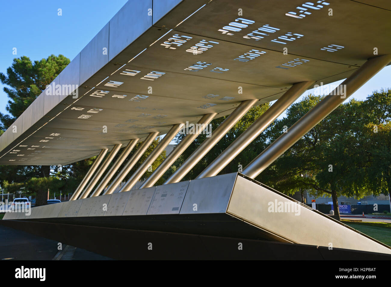 Denkmal für gefallene Dallas Polizisten befindet sich vor dem Rathaus wird bald die Namen von fünf Offizieren getötet im Juli schließen. Stockfoto