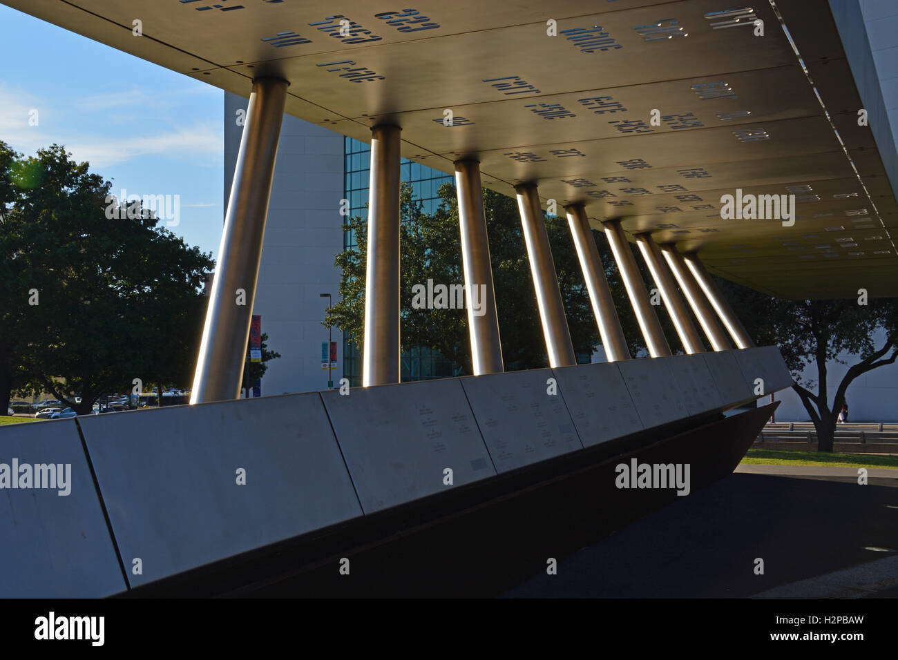 Denkmal für gefallene Dallas Polizisten befindet sich vor dem Rathaus wird bald die Namen von fünf Offizieren getötet im Juli schließen. Stockfoto