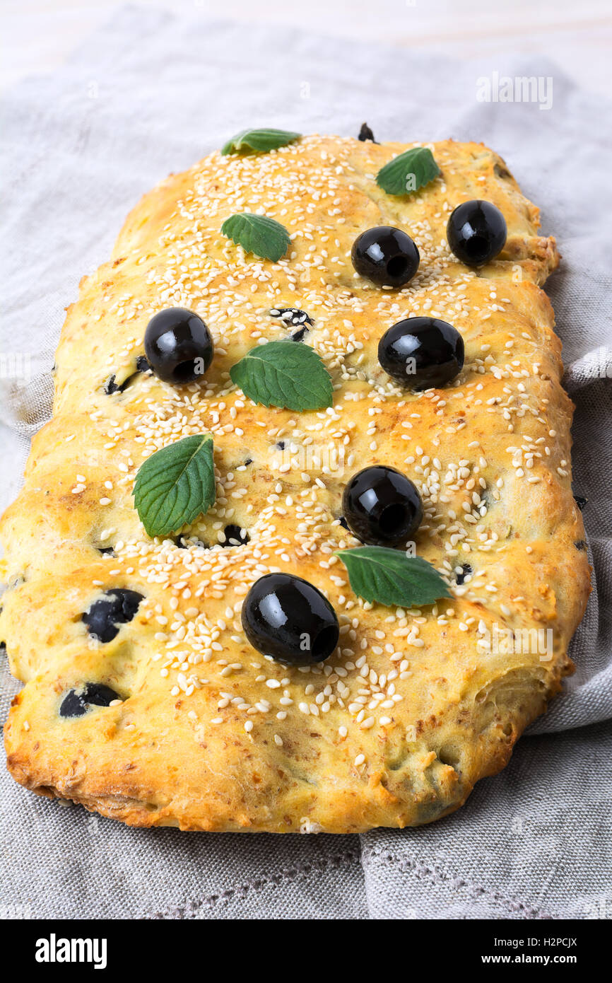 Italienisches Brot mit Olivenöl, Knoblauch und Kräutern. Traditionelle italienische Hausbrot Focaccia auf Leinen Serviette. Stockfoto