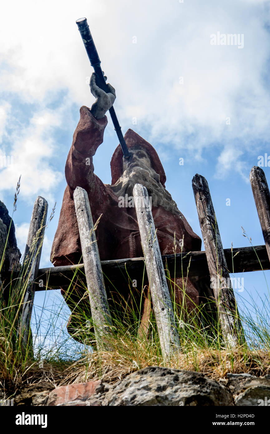 Statue Einsiedler mit dem Fernglas auf der Hut Stockfoto