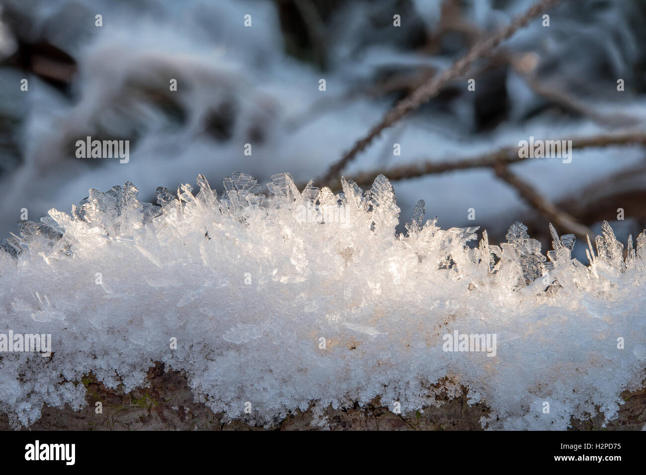 Barriere der Eiskristalle mit Niederlassung im Hintergrund Stockfoto