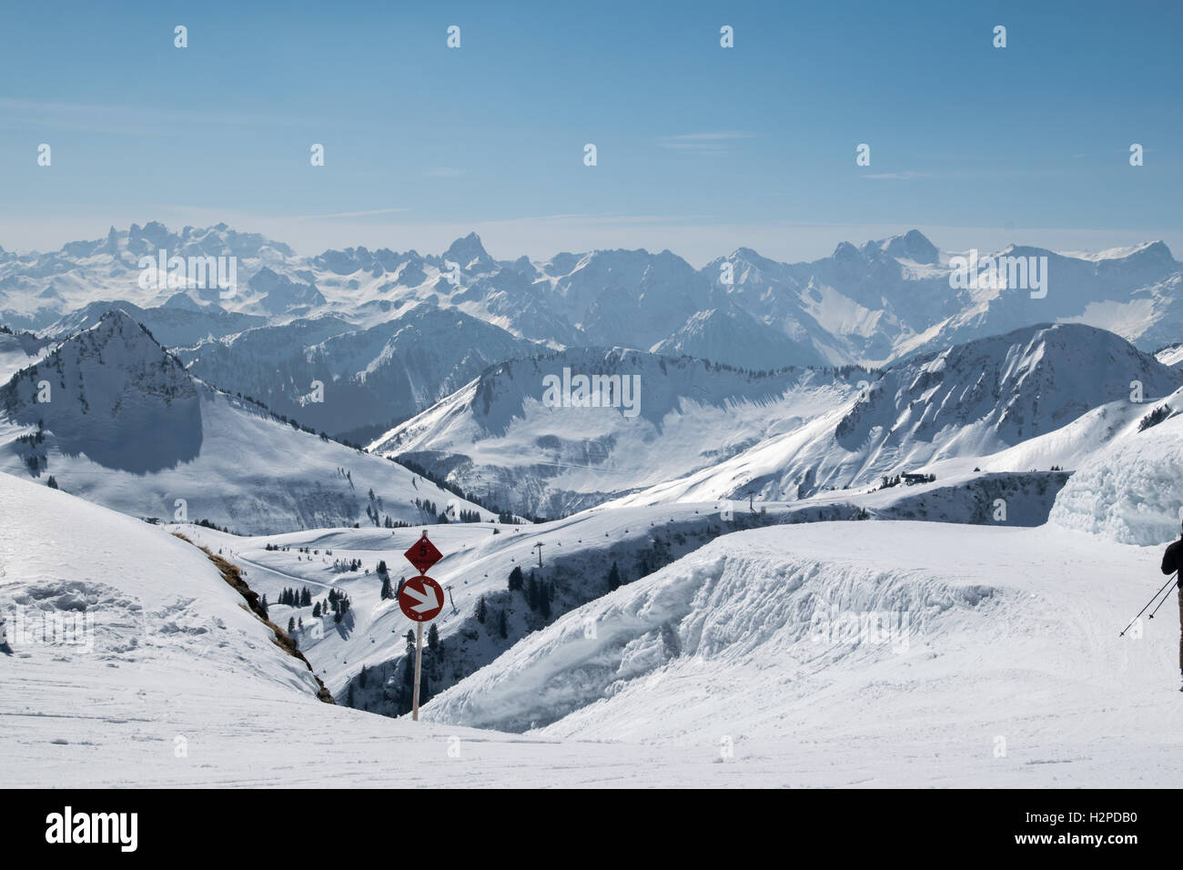 Melden Sie auf der Skipiste in Winterlandschaft Stockfoto